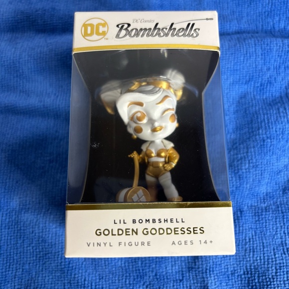 DC Comics Bombshells Figure with Blue and White Accents - Picture 1 of 8